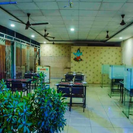 Hotel Kanha Индор Екстериор снимка