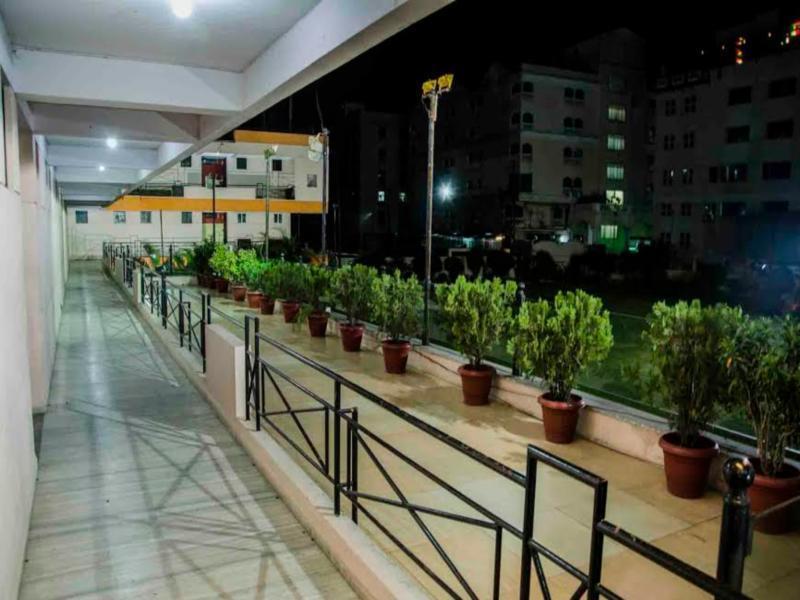 Hotel Kanha Индор Екстериор снимка